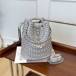 Secchiello grigio con strass, coulisse a catena argento e perla su carrello di legno