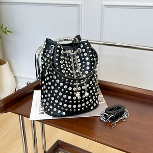 Borsa a secchiello nera alla moda con borchie e coulisse con tracolla a catena argento