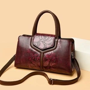 Borsa a mano bordeaux e marrone con rose a rilievo e trama a coccodrillo vista di lato