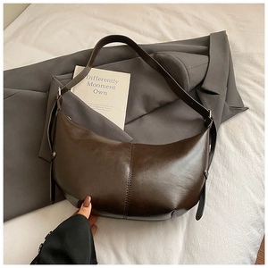 Détail de la texture en cuir PU marron foncé et des surpiqûres du sac hobo vintage