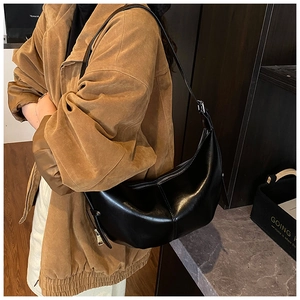 Vue détaillée du sac en demi-lune noir porté par un mannequin pour montrer la taille