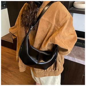 Vue arrière détaillée d'un sac à bandoulière noir en forme de croissant en cuir mat