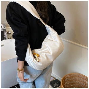 Vista posteriore di una borsa a tracolla trapuntata in nylon bianco con ciondoli in perline