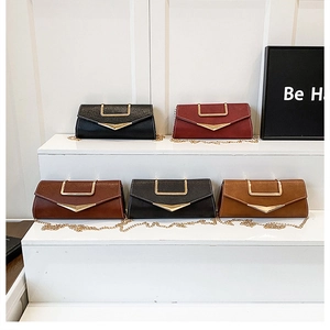 Detailed display of vintage envelope crossbody bags in five colors with gold chain straps