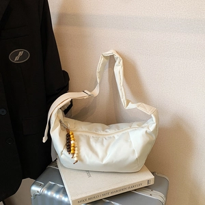 Borsa a tracolla bianca minimalista in nylon a mezzaluna con ciondolo di perline
