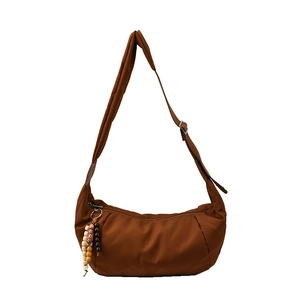 Borsa a tracolla a mezzaluna in nylon marrone con nappina etnica e tracolla regolabile