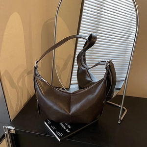 Sac hobo minimaliste marron foncé avec bandoulière réglable pour le travail quotidien