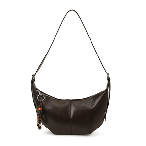 Sac hobo en cuir marron foncé en forme de demi-lune avec pendentif en perles colorées