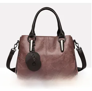 Detail view of the retro contrast color tote bag with metallic ring and leather texture