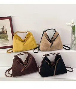 Grands sacs portés épaule en suédine en quatre couleurs vintage sur présentoir blanc