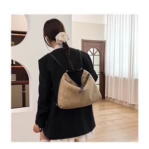 Sac hobo en daim marron avec bandoulières noires, vue arrière portée par un mannequin