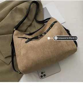 Sac fourre-tout en daim marron avec comparaison de taille iPhone 12 montrant le volume