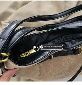 Gros plan détaillé de la fermeture éclair en métal doré et des coutures du sac en cuir