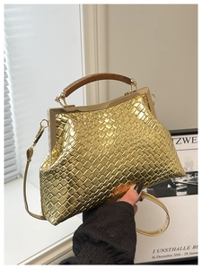 Détail du sac tissé doré avec poignée ambrée et fermoir rétro en métal de précision