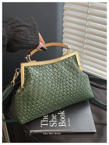 Détail du sac à main tissé vert avec fermoir doré et texture en similicuir chic