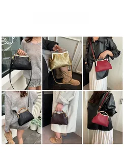 Vues détaillées du sac tressé pour femme avec fermoir rétro et poignée en bois