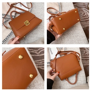 Détails du sac à main vintage marron avec pieds en métal doré et similicuir texturé