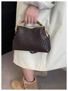 Détail du sac à main tissé en cuir PU marron foncé avec fermoir doré et poignée