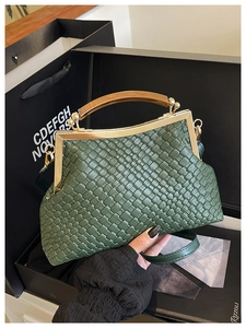Sac tressé vert foncé avec poignée en bois et fermoir doré dans sa boîte cadeau
