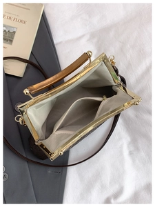 Gros plan de l'intérieur du sac vintage avec doublure chevrons et poche zippée