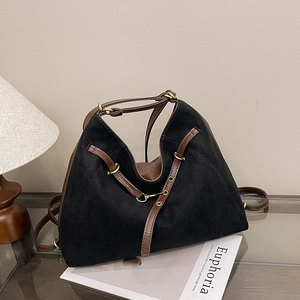 Grand sac sous le bras rétro en daim noir avec lanières en cuir marron et anneaux dorés