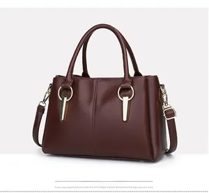 Dettagli della borsa tote bordeaux in pelle martellata con hardware in metallo dorato