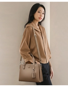 Détail du sac à bandoulière en cuir souple kaki foncé avec sangle réglable et grain galet