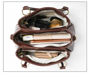Vista interna della borsa a tracolla capiente con tre scomparti a zip e vari accessori inclusi