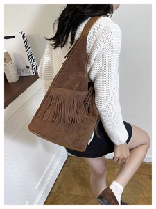 Borsa hobo in pelle scamosciata marrone con frange a strati e tracolla in pelle