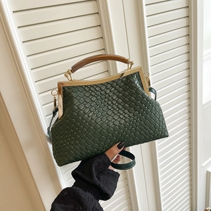Sac à main tressé vert foncé vintage avec poignée en bois et fermoir doré élégant