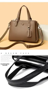 Détail de sac à main en cuir synthétique grainé avec boucle en métal et fermeture éclair