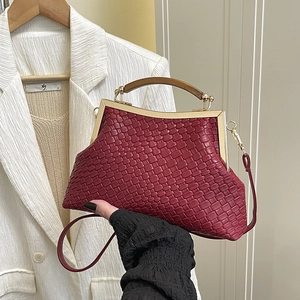 Sac à main tissé rouge vin rétro avec poignée en bois et cadre doré pour femmes