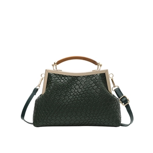 Sac à main tissé vert foncé rétro avec poignée en bois et cadre doré pour femme
