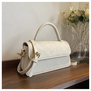 Sac à main carré élégant en cuir blanc cassé avec ferrures dorées vintage et poignée supérieure