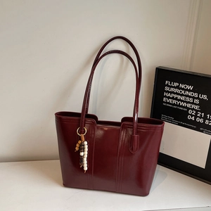 Retro burgundy patent leather tote bag with elegant beaded pendant for daily commute