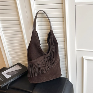 Borsa hobo minimalista color caffè scuro in camoscio con dettagli di frange boho