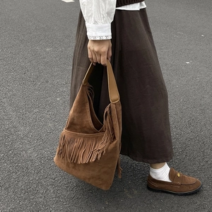 Borsa hobo in camoscio marrone scuro con nappe per donna in stile boho vintage