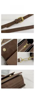 Détails d'un sac bandoulière rétro marron avec boucles dorées et sangle ajustable
