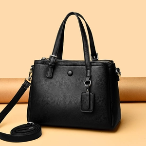 Grand sac bandoulière noir avec texture grainée et bandoulière amovible réglable