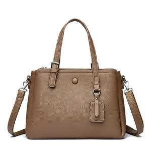 Sac fourre-tout en cuir marron grainé avec poignées réglables et bandoulière amovible