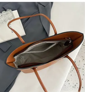 Détail de l'intérieur d'un grand cabas montrant les compartiments et la poche zippée