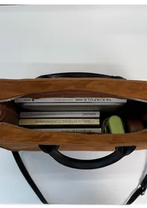 Interno spazioso della borsa tote leopardata con laptop, riviste e ombrello pieghevole