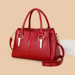 Borsa a mano rossa minimalista in pelle sintetica con dettagli dorati e tracolla