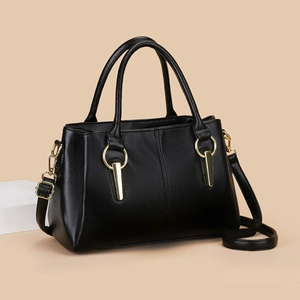 Borsa tote nera da donna in pelle martellata con finiture dorate e tracolla regolabile