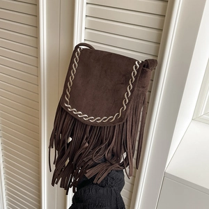 Borsa a tracolla marrone scuro con frange e bordi intrecciati in stile boho
