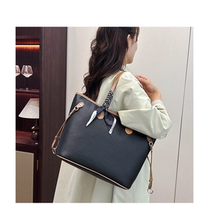 Detailansicht der schwarzen Leder-Shopper-Tasche mit Seidenschal am Griff für den Alltag