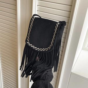 Borsa a tracolla boho in camoscio nero con frange e dettagli in tessuto