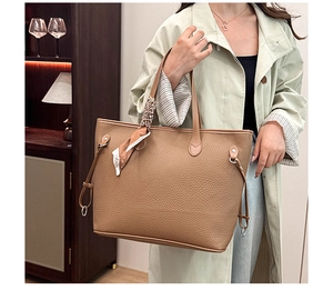 Braune Shopper Tasche mit Litschi-Muster und dekorativem Seidentuch am Tragegriff
