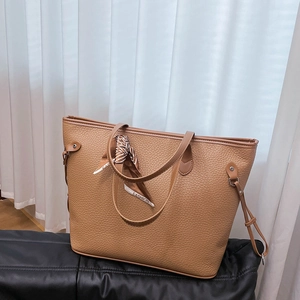 Detailansicht der khakifarbenen Tote Bag mit Lychee-Muster und modischem Seidentuch