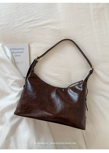 Detailed view of the retro dark brown shoulder bag in glossy oil wax leather finish